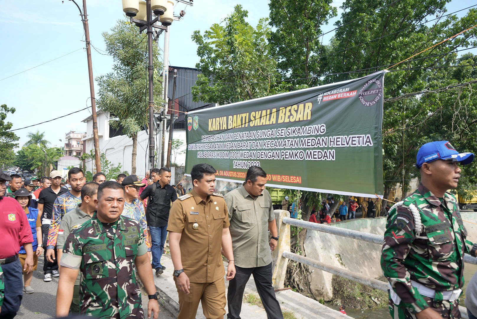 Bobby Nasution Pimpin Gotong Royong Aksi Skala Besar Pembersihan dan Penataan Sungai Sei Sikambing di Wilayah Kecamatan Medan Helvetia dan Barat, Selasa (8/8)