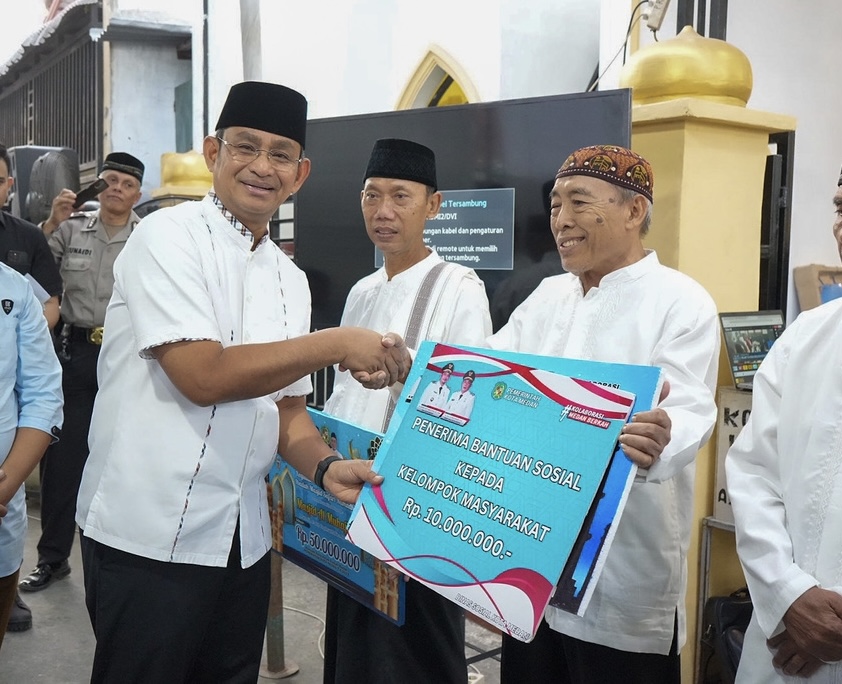 Safari Ramadan 1445 H, Pemko Medan Serahkan Bantuan Renovasi Rp50 Juta kepada BKM Masjid Al Muhajirin