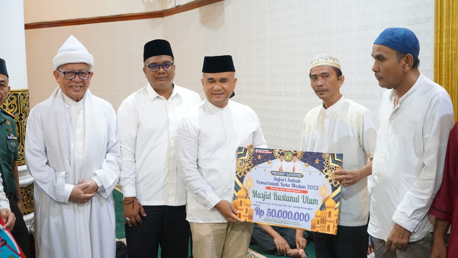 Bobby Nasution Diwakili Asisten Pemerintahan dan Kesejahteraan Rakyat Setda Kota Medan, M. Sofyan Pada Acara Safari Subuh yang diadakan di Masjid Bustamul Ulum, Jalan Pelita, Kec. Medan Perjuangan, Selasa (31/10).