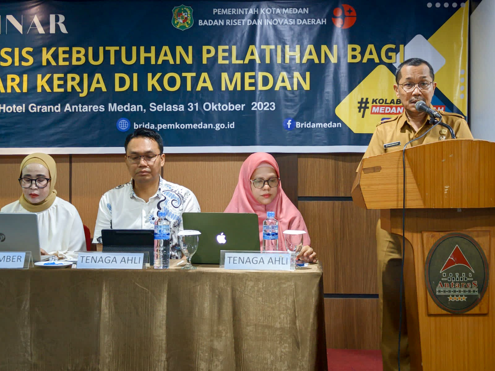 Bobby Nasution Diwakili Kepala Badan Riset Inovasi Daerah (BRIDA), Mansursyah, Pada Pembukaan Seminar Analisis Kebutuhan Pelatihan bagi Pencari Kerja di Kota Medan, Selasa (31/10) di Hotel Grand Antares.