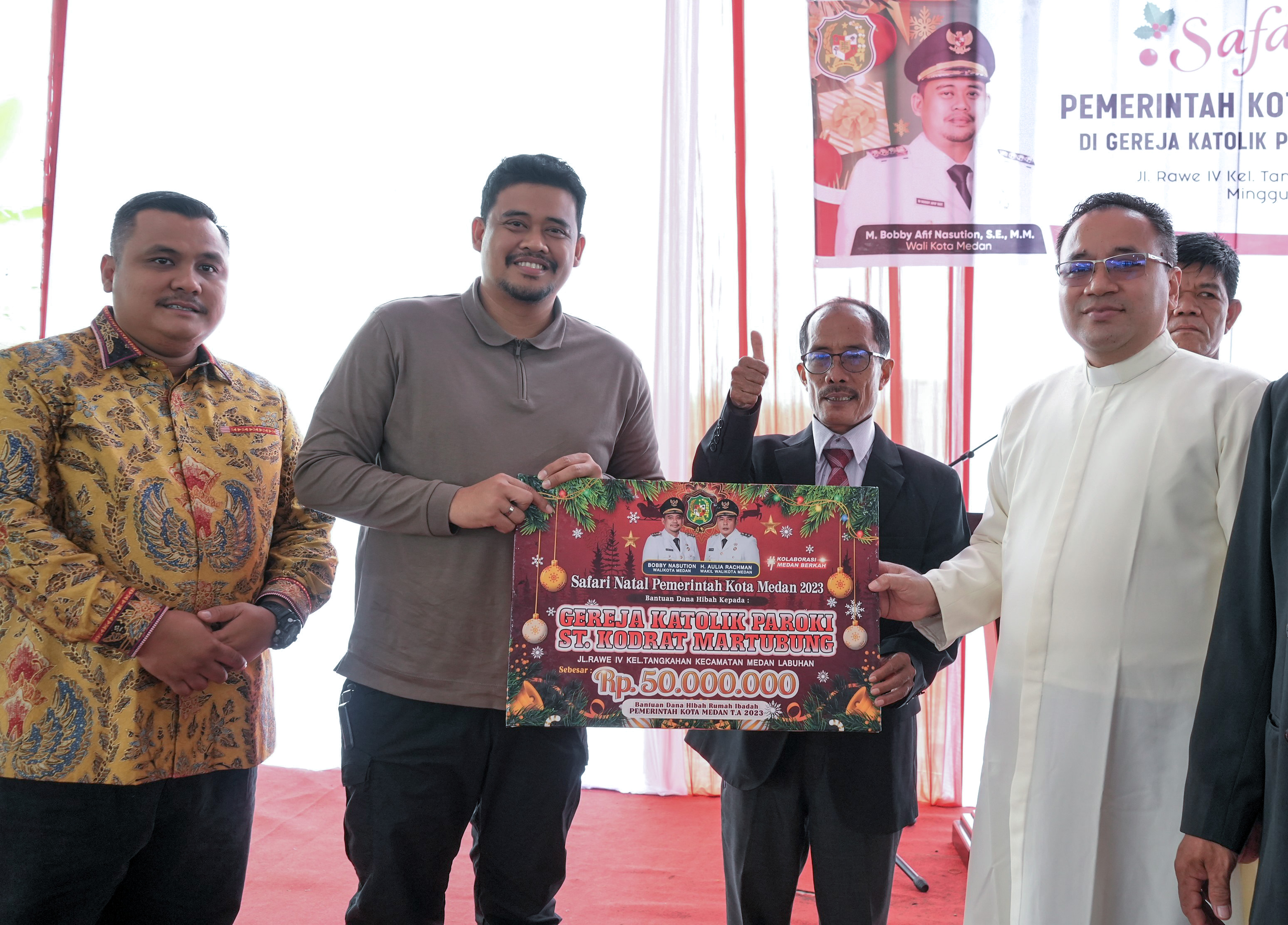 Bobby Nasution Pada Safari Natal Pemko Medan di Gereja Katolik Paroki Santo Konrad Martubung, Kecamatan Medan Labuhan, Minggu (19/11).