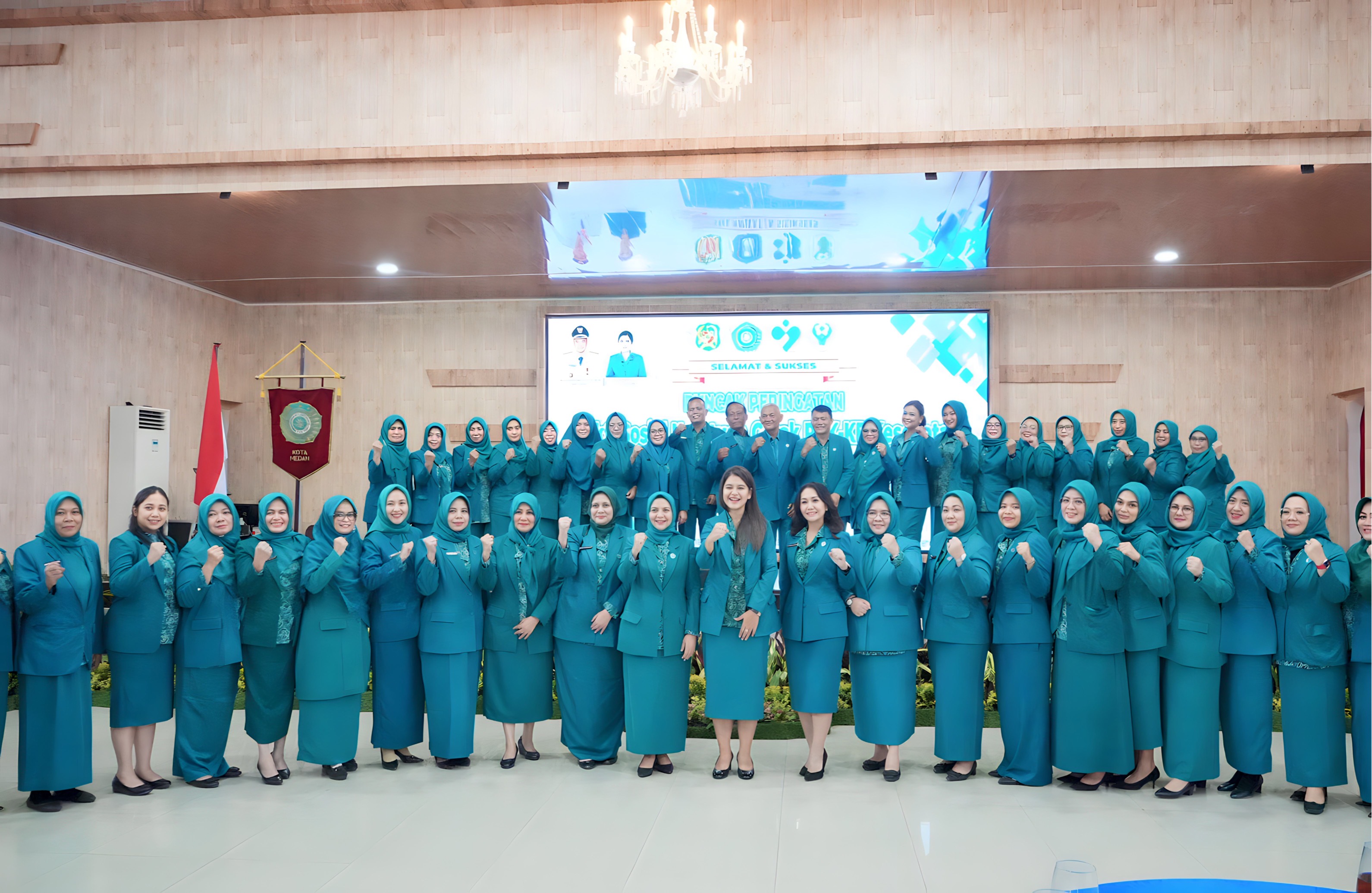 Kegembiraan mewarnai kegiatan Puncak Bakti Sosial Kesatuan Gerak PKK- KB - Kesehatan Kota Medan Tahun 2023, Kamis (7/12) di Gedung PKK Medan.