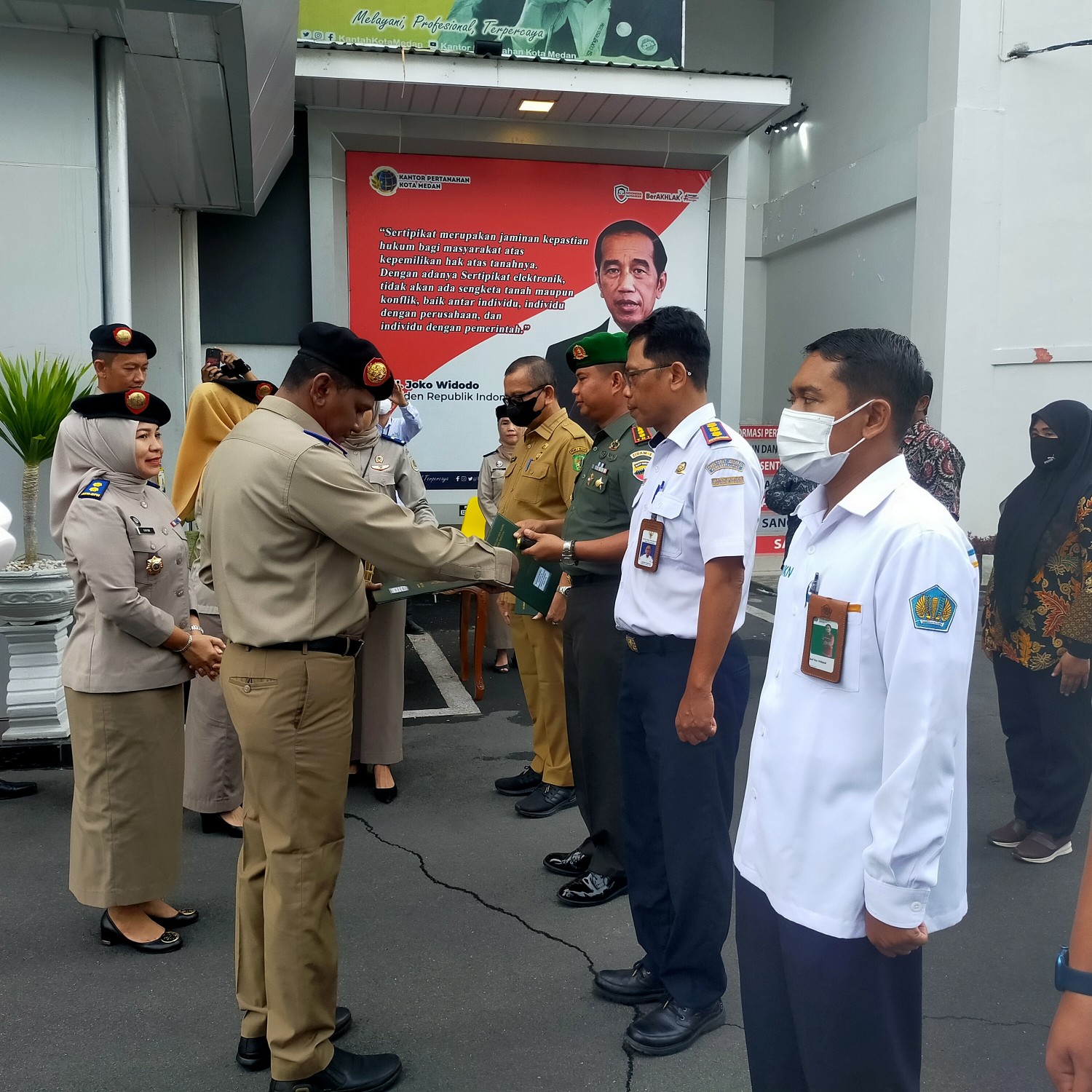 Kantor Pertanahan Kota Medan Menyerahkan 43 Sertifikat Aset Tanah Milik Pemko Medan, Senin (26/9)