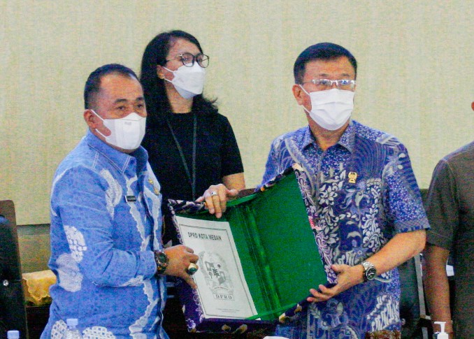 Wakil Wali Kota Medan, H. Aulia Rachman, F-PDI P Hadiri Rapat Paripurna Mendengarkan Pemandangan Umum Fraksi-Fraksi DPRD Kota Medan Terhadap Nota Pengantar Kepala Daerah atas Ranperda Kota Medan Tentang Perubahan-Anggaran Pendapatan Belanja Daerah (P-APBD) Kota Medan Tahun Anggaran 2022 di Gedung DPRD Medan, Kamis (8/9)