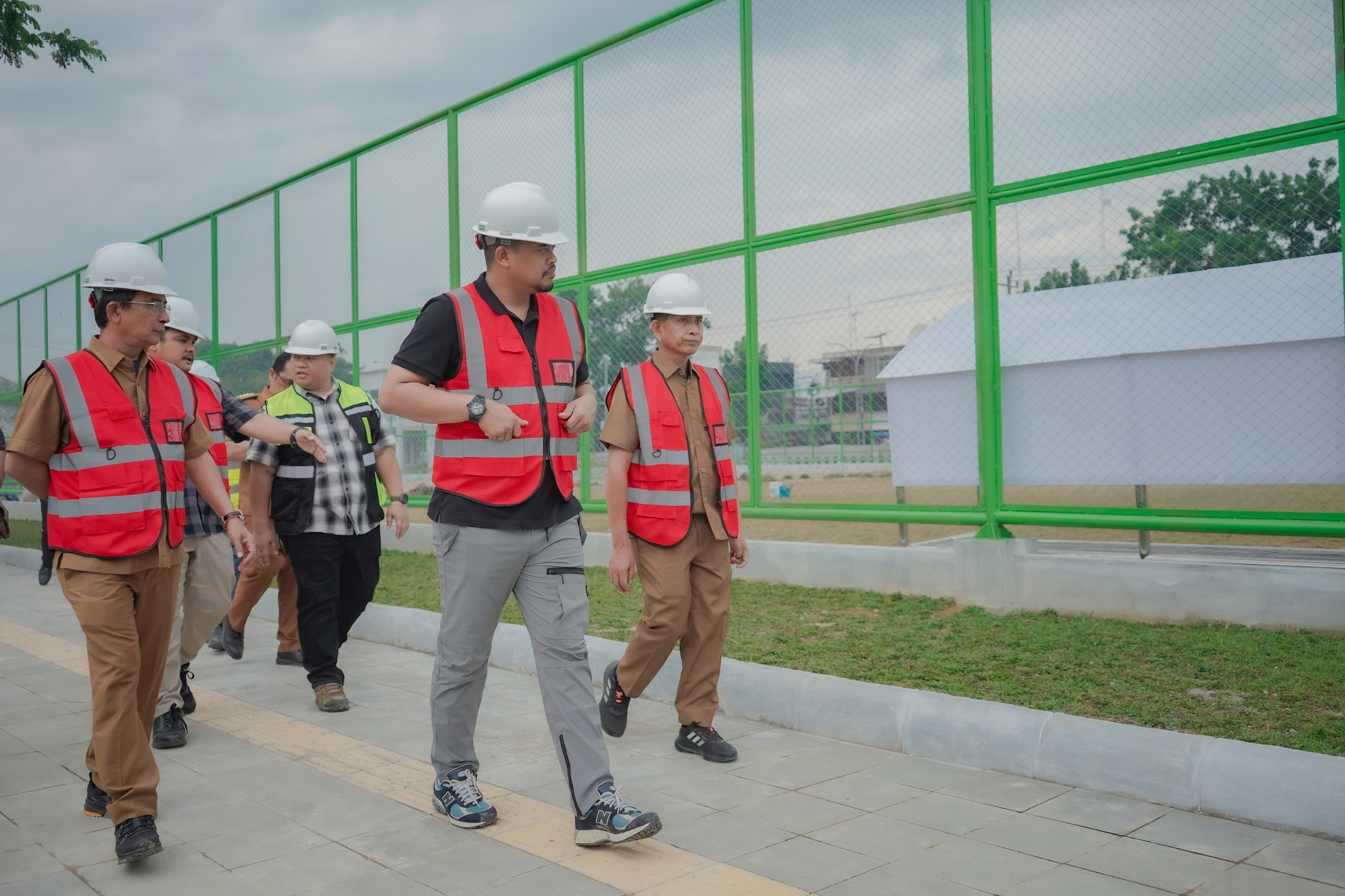 Wali Kota Medan Bobby Nasution Meninjau Lapangan Yang Berlokasi di Jalan Krakatau, Kelurahan Pulo Brayan Darat I, Kecamatan Medan Timur, Senin (13/3) Siang