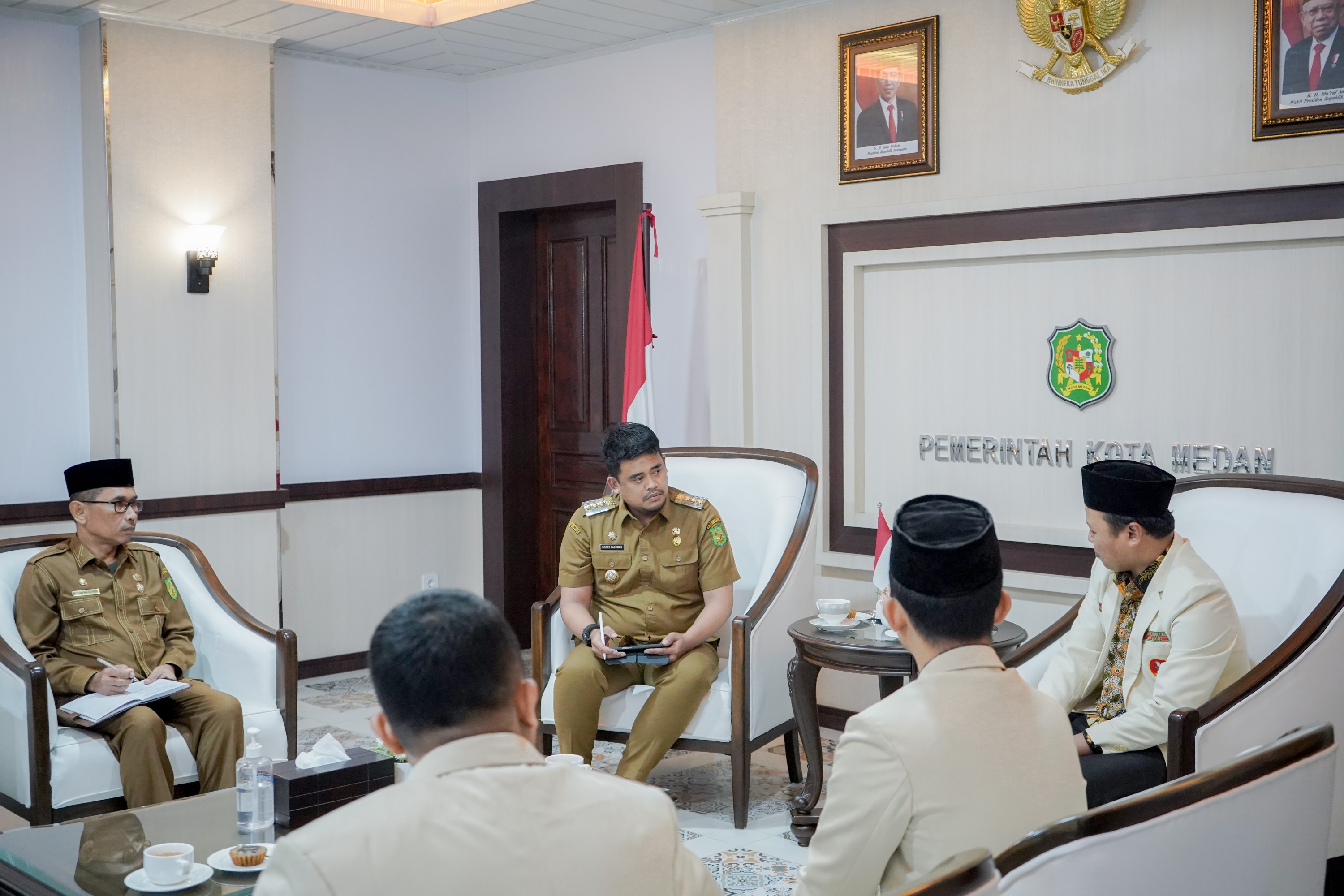 Wali Kota Medan Bobby Nasution saat Menerima Kunjungan Pengurus Pemuda Muhammadiyah Kota Medan di Balai Kota Medan, Selasa (28/2) Petang