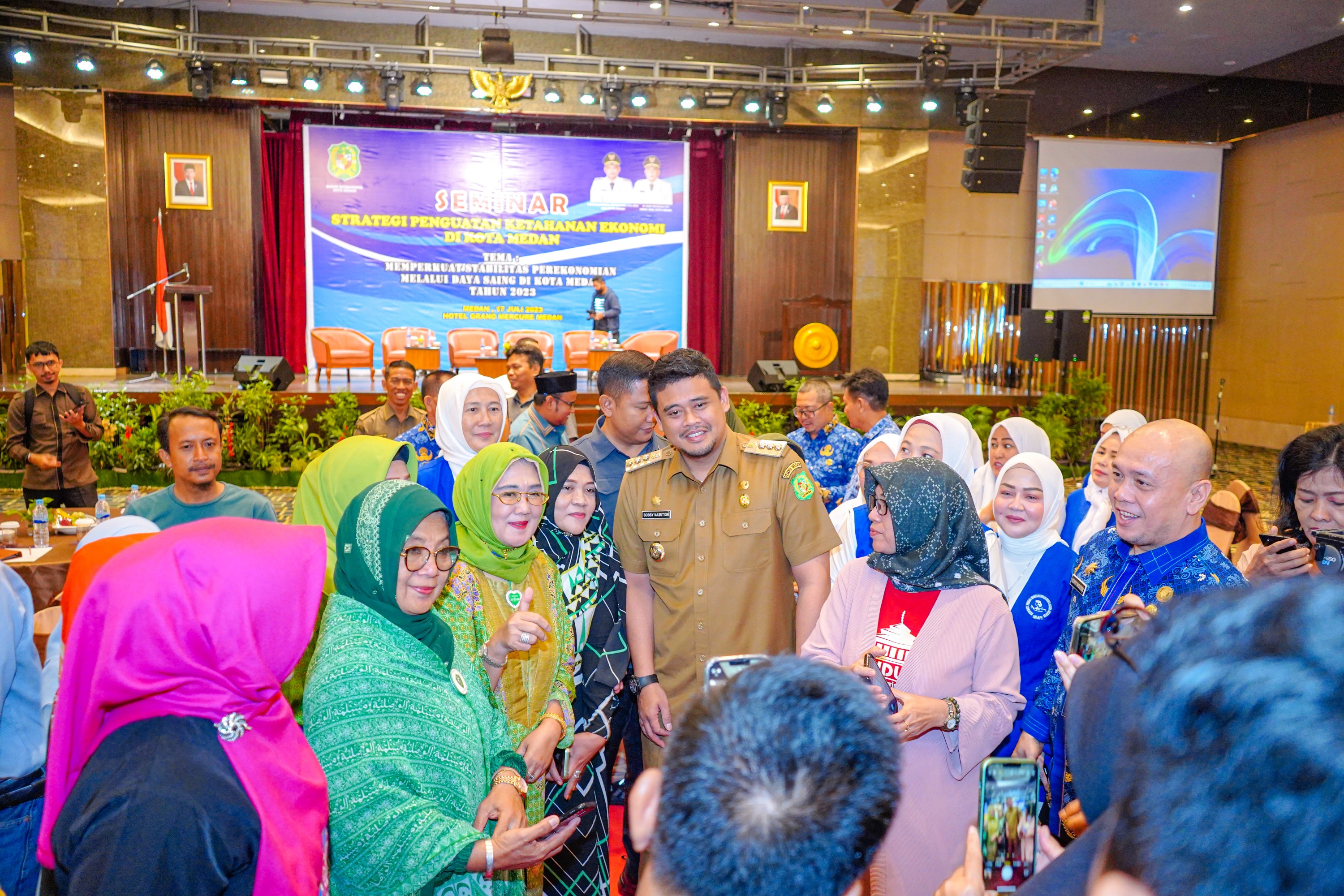 Wali Kota Medan Bobby Nasution Membuka Seminar Strategi Penguatan Ketahanan Ekonomi di Kota Medan di Grand Mercure Hotel, Jalan Sutomo Medan, Senin (17/7)