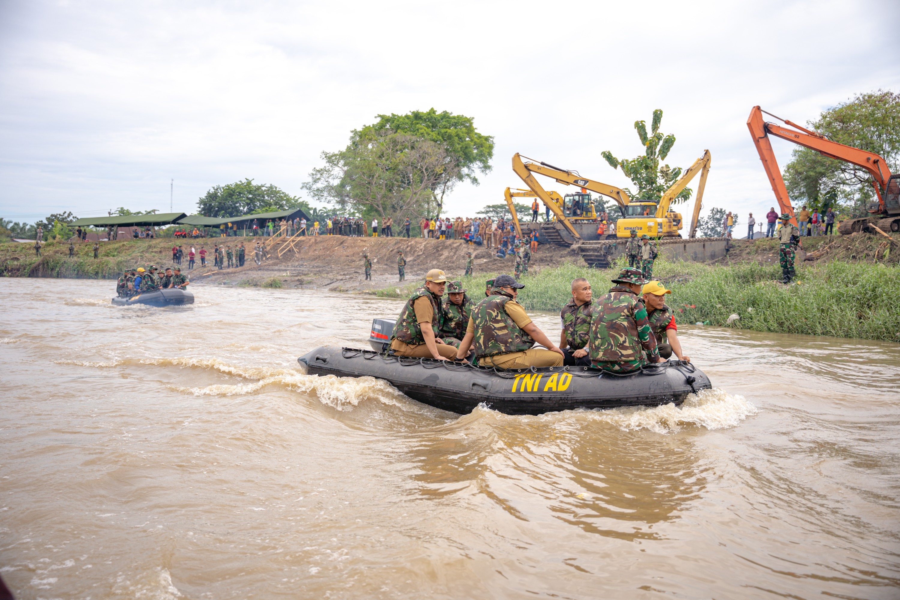 Wali Kota Medan, Bobby Nasution Bersama Pangdam I/BB, Mayjen TNI Mochammad Hasan Didampingi Dandim 0201/Medan, Kol Inf Ferry Muzawwad, Asisten Pemerintahan dan Kesejahteraan Rakyat Setda Kota Medan, H. M. Sofyan dan Kadis Sumber Daya Air, Bina Marga dan Bina Konstruksi (SDABMBK) Kota Medan, Topan Ginting Menyusuri Sungai Deli Yang Menjadi Lokasi Gotong Royong Bersih Sungai Deli, Selasa (26/9/2023
