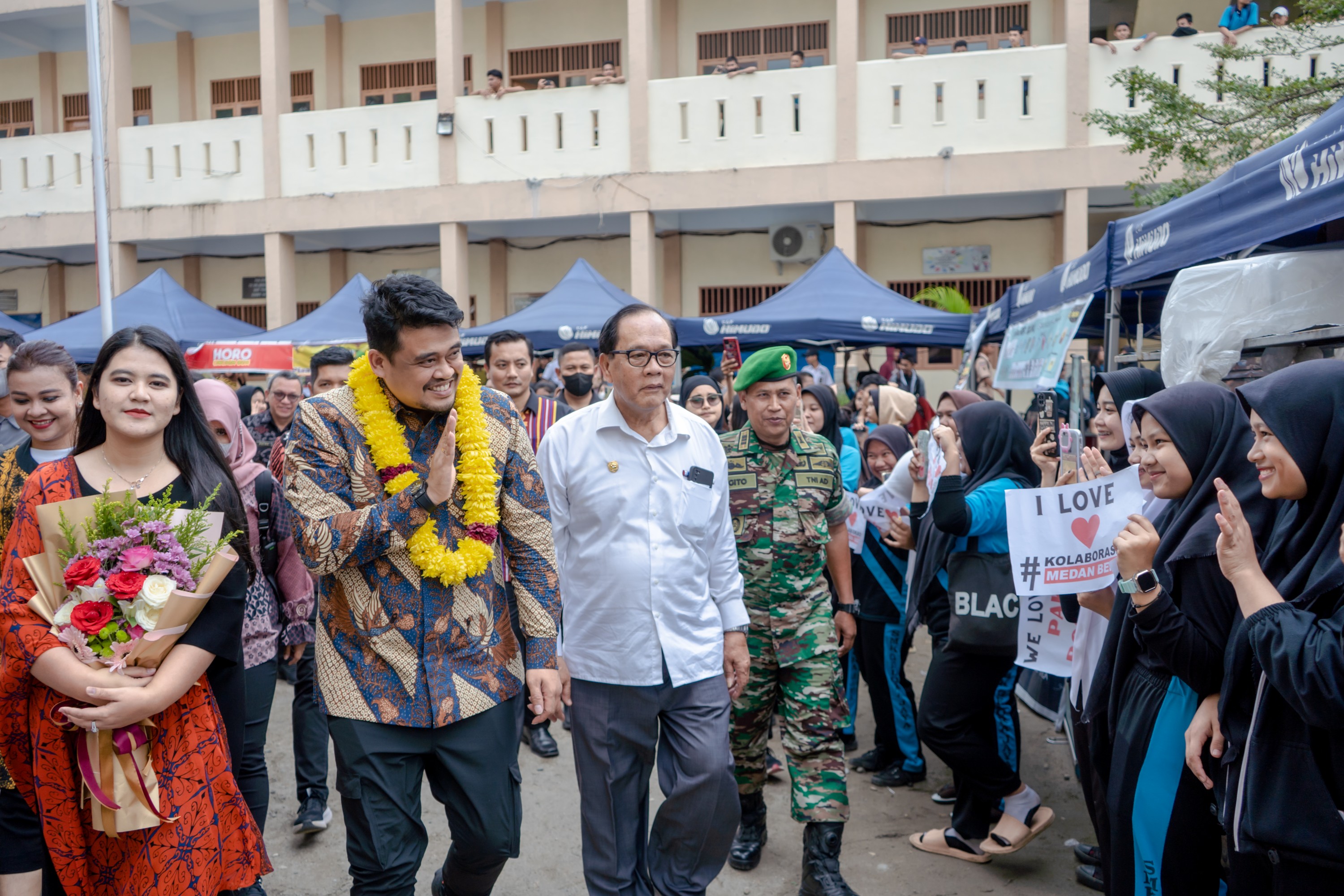 Wali Kota Medan Bobby Nasution Didampingi Ketua TP PKK Kota Medan Ny Kahiyang Ayu Membuka Pekan Olahraga dan Seni (Porseni) Tingkat SMP di SMK Gelora Jaya Nusantara Medan Jalan Jamin Ginting, Medan, Jumat (3/3)