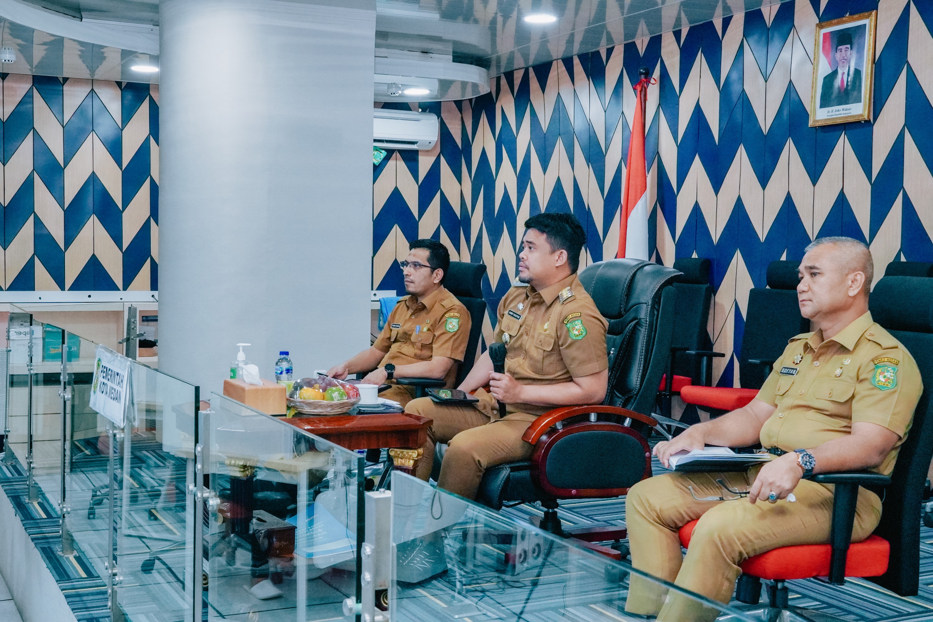 Wali Kota Medan Bobby Nasution Memimpin Rapat Koordinasi Teknis Pelaksanaan Kegiatan Tahun 2023 Yang Dilakukan Secara Zoom Meeting Dari Command Center Balai Kota, Selasa (28/2)