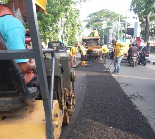 Dinas PU Benahi Jalan dan Normalisasi Drainase di Jalan Gaharu, Perwira II, Mandala By Pass, dan Aksara