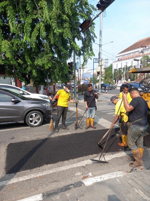 Dinas PU Lanjutkan Benahi Jalan di Medan Timur dan Tembung