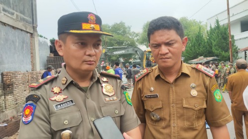 Tindaklanjuti Instruksi Bobby Nasution, Tim Satpol PP Bongkar Bangunan diatas Drainase di Medan Baru