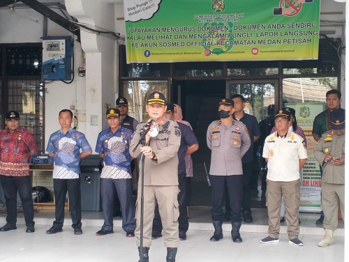 Langgar Aturan Berdiri Diatas Saluran Drainase, Satpol PP Tertibkan Lapak PKL di Pasar Meranti Petisah