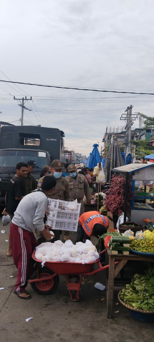 Cegah Terjadinya Kemacetan, Satpol PP Kota Medan Secara Rutin Menghimbau Pedagang Pasar Sei Kambing dan Pasar Kampung Lalang Untuk Tidak Berjualan Diatas Badan Jalan