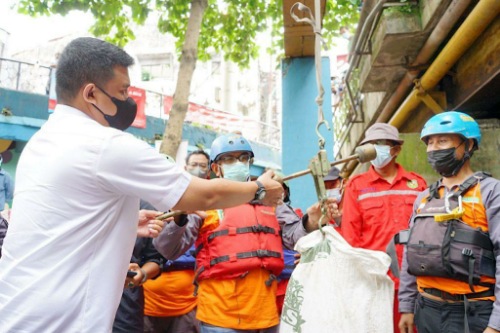 Kreatif Laksanakan Program Prioritas Bobby Nasution, Kelurahan Teladan Barat Buat Gaun Pengantin Dari Sampah Plastik