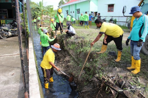 Wujudkan Program Kebersihan Bobby Nasution, Kecamatan Medan Helvetia Lakukan Gotong Royong Di Tapal Batas