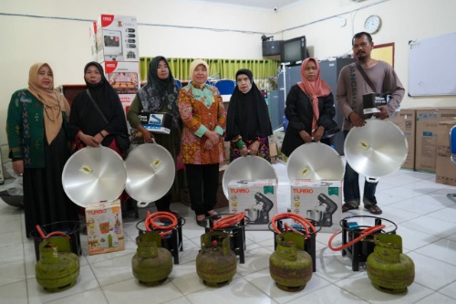 Bantu Perekonomian Pelaku UMKM, Pemko Medan Serahkan Bantuan Sarana Prasarana Kepada Kelompok UMKM Pangan