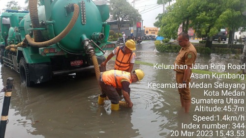 Mobil Pompa Air dan Mobil Derek Diturunkan Dinas SDABMBK atasi Banjir di Perumahan Tasbih