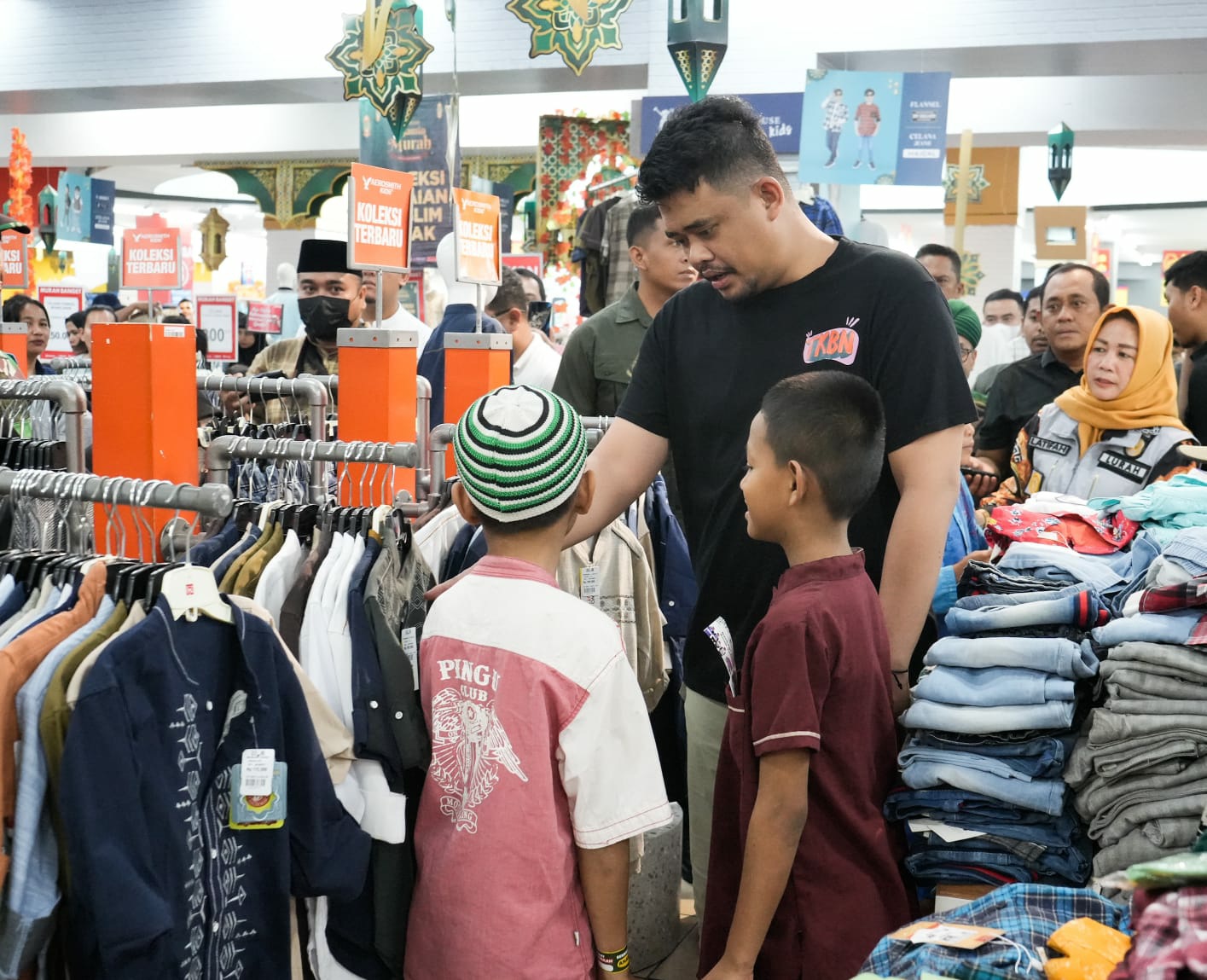 Bobby Nasution Bawa Anak Yatim Dhuafa Beli Baju Lebaran