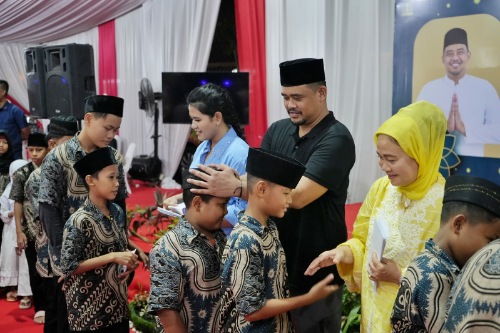 Wali Kota Medan Bersama Keluarga Berbagi Kebahagiaan Dengan Anak Yatim