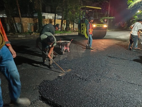 Dinas SDABMBK Aspal Jalan Bunga Turi