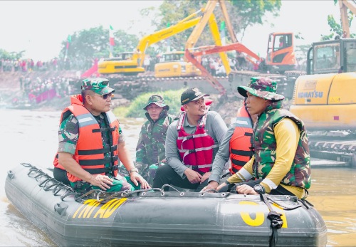 Gotong royong Peduli Deli, Personil Tetap Bersemangat Bersihkan Aliran Sungai