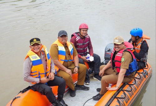 Naik Perahu Karet, Bobby Nasution Cek Progress Gotong Royong Bersih-bersih Sungai Deli