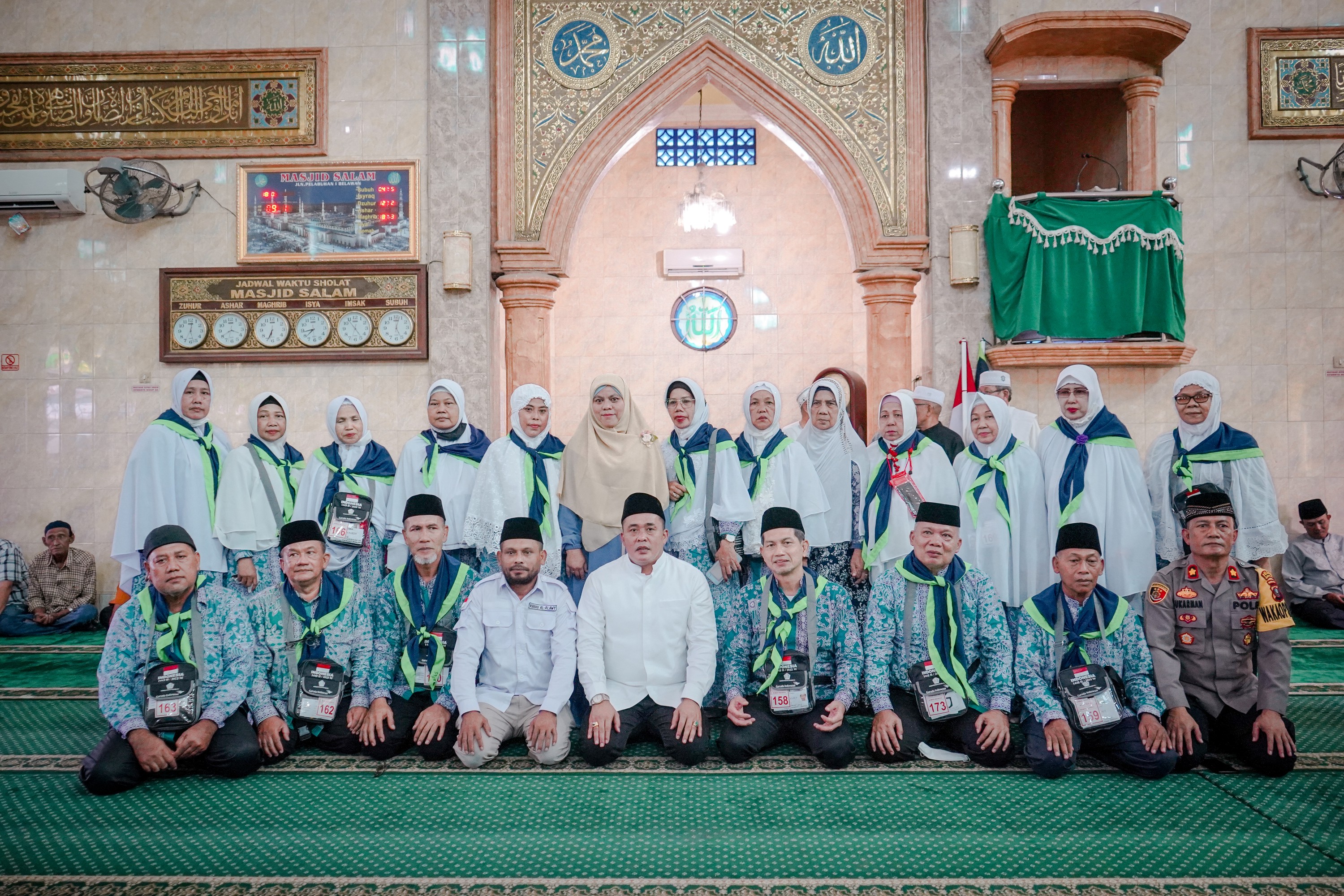 Wakil Wali Kota Medan, H. Aulia Rachman Melepas 25 Orang Jamaah Calon Haji (Calhaj) Dari Kelompok Bimbingan Ibadah Haji dan Umroh (KBIHU) Al Alawiy di Masjid Salam Jalan Raya Pelabuhan Simpang Tol Kampung Salam, Kelurahan Belawan II, Kecamatan Medan Belawan, Sabtu (18/6)