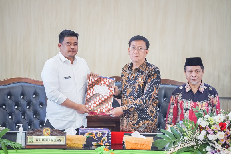 Wali Kota Medan Bobby Nasution Menghadiri Rapat Paripurna Dengan Agenda mendengarkan Pemandangan Umum Fraksi-Fraksi DPRD Kota Medan Atas Penjelasan Kepala Daerah Terhadap Ranperda Kota Medan Tentang Persetujuan Bangunan Gedung di Kota Medan Yang Digelar di Gedung DPRD Medan, Selasa (4/7)