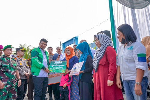 Bobby Nasution Serahkan Langsung Bansos di Sela-sela Penandatanganan Memorandum of Understanding (MoU) Pemko Medan Dengan Grab di Halaman Kantor Balai Pelatihan dan Penyuluhan Perikanan (BPPP) Belawan Jalan Chaidir, Kelurahan Nelayan Indah, Kecamatan Medan Labuhan, Rabu (5/10).