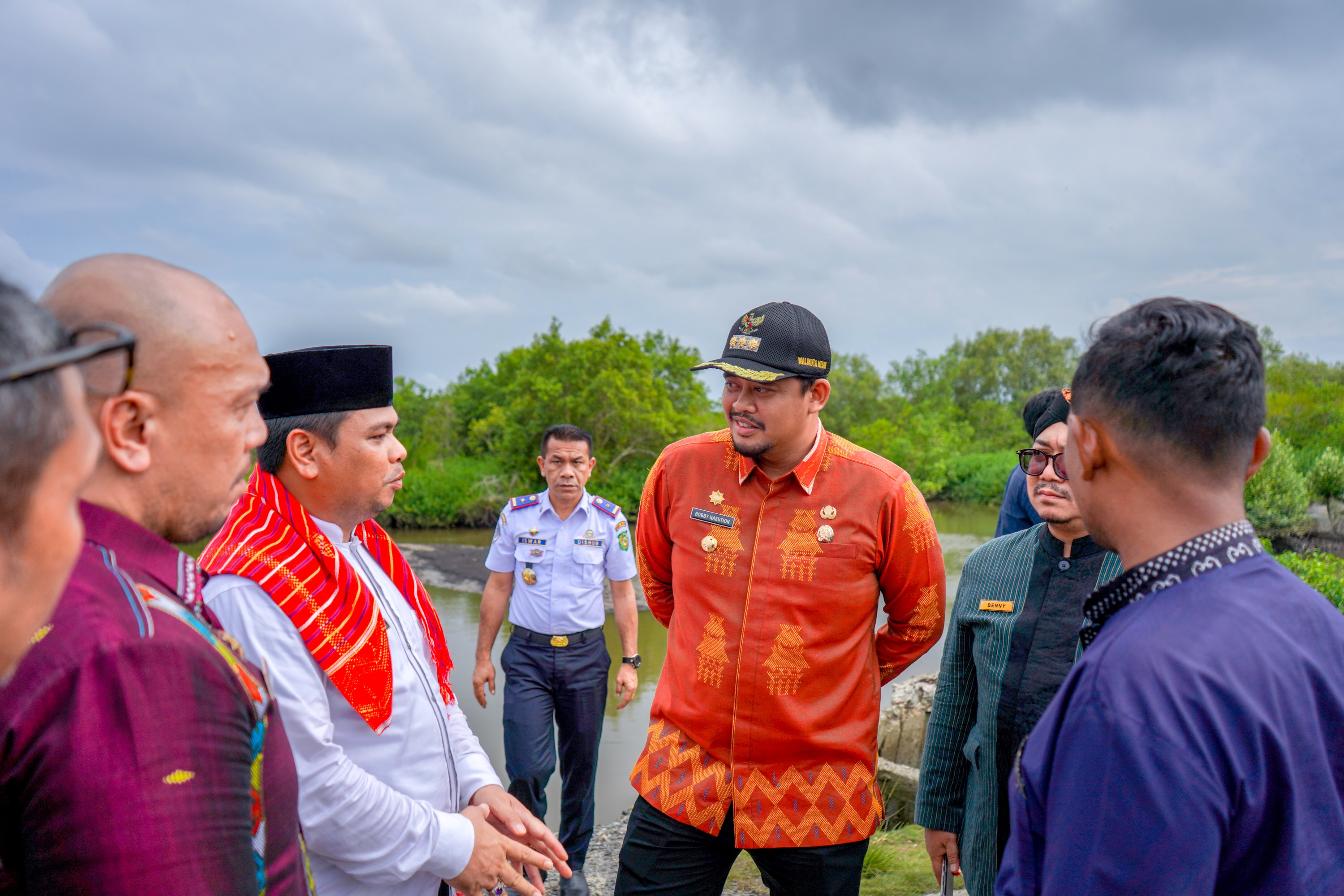 Wali Kota Medan, Bobby Nasution Meninjau Jembatan Sekaligus Jalan Yang Amblas di Kampung Sentosa Barat, Lingkungan XX, Kelurahan Belawan Sicanang, Medan Belawan, Jum’at (7/10)