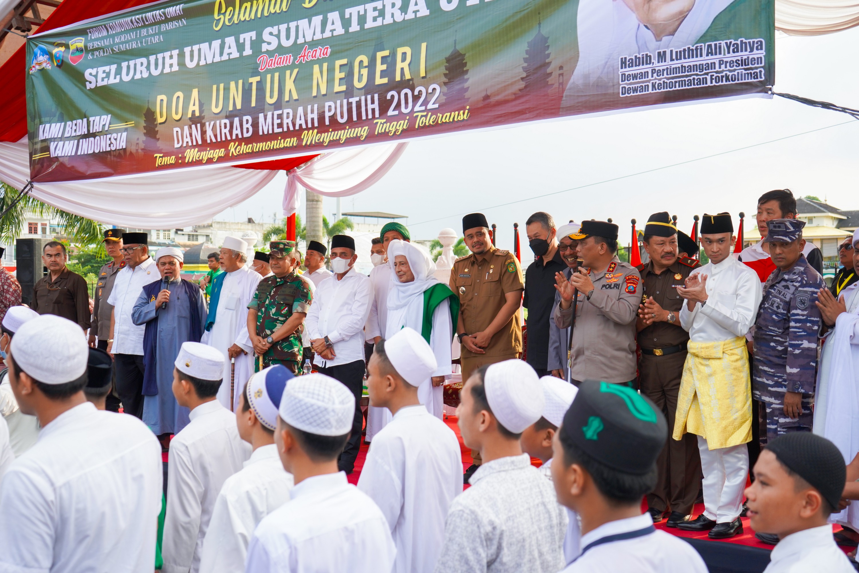 Wali Kota Medan, Bobby Nasution Hadir Dalam Kegiatan Doa Untuk Negeri dan Kirab Merah Putih 2022 Yang Berlangsung di Depan Istana Maimun, Jalan Brigjen Katamso Medan, Selasa (13/9) Sore