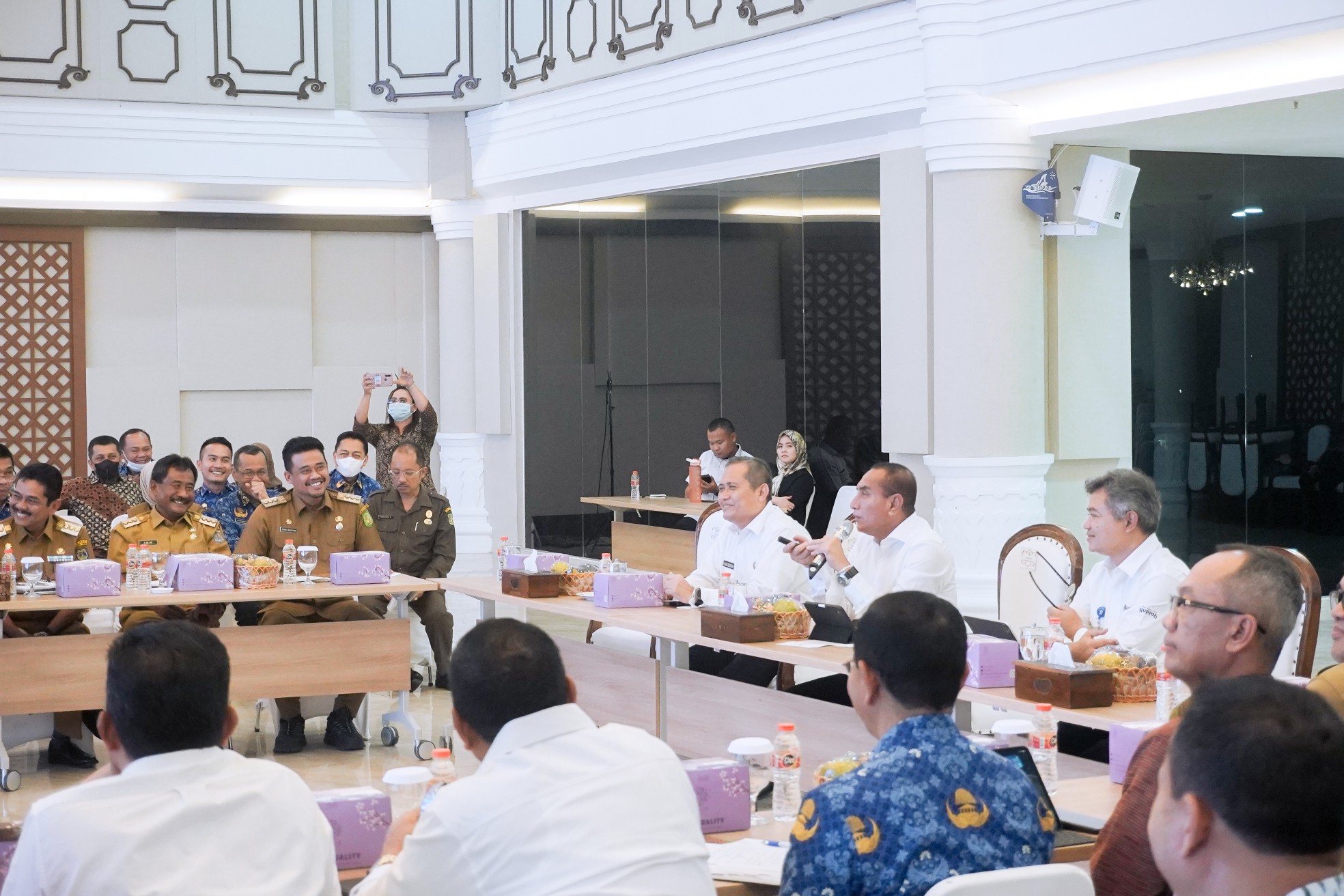 Wali Kota Medan, Bobby Nasution Menghadiri Rapat Koordinasi Provinsi/High Lavel Meeting Tim Pengendali Inflasi Daerah (TPID) Sumut di Aula Raja Inal Siregar Kantor Gubernur Sumut, Senin (19/12)