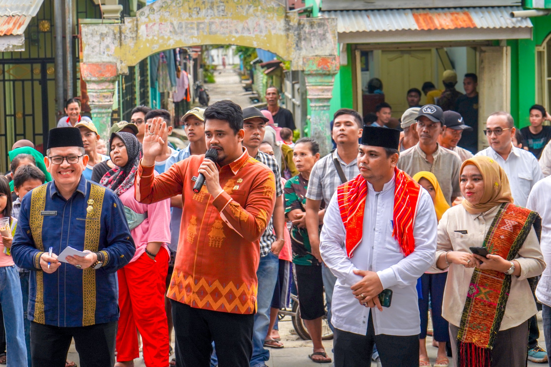 Wali Kota Medan, Bobby Nasution Saat Diwawancara Oleh Salah Satu Stasiun TV di Depan Taman Sicanang, Kelurahan Belawan Sicanang, Kecamatan Medan Belawan, Jum’at (7/10) Petang