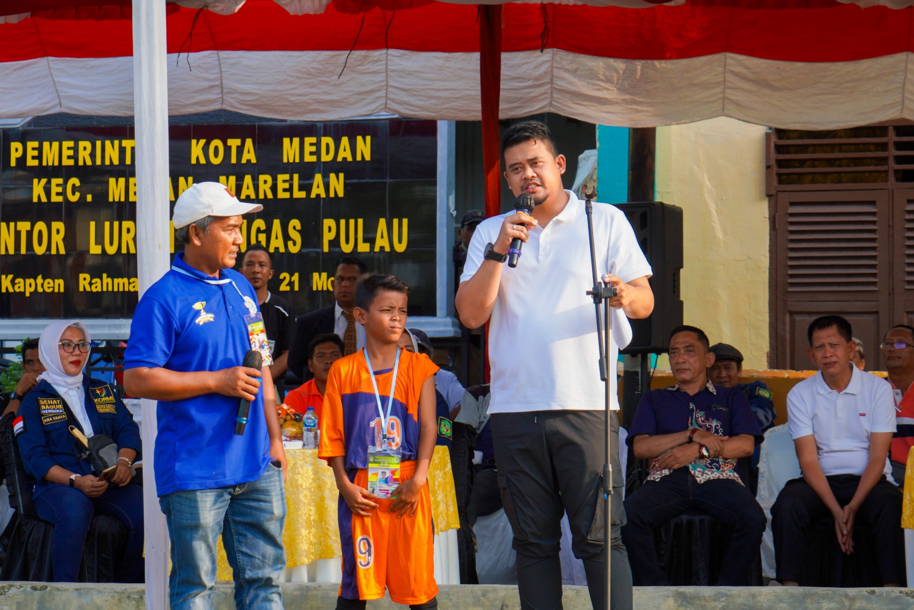 Wali Kota Medan, Bobby Nasution Membuka Kompetisi Sepak Bola Kelompok Usia Memperebutkan Piala Wali Kota di Lapangan Sepak Bola Jalan Rahmat Budin, Kelurahan Rengas Pulau, Kecamatan Medan Marelan, Jumat (16/9)