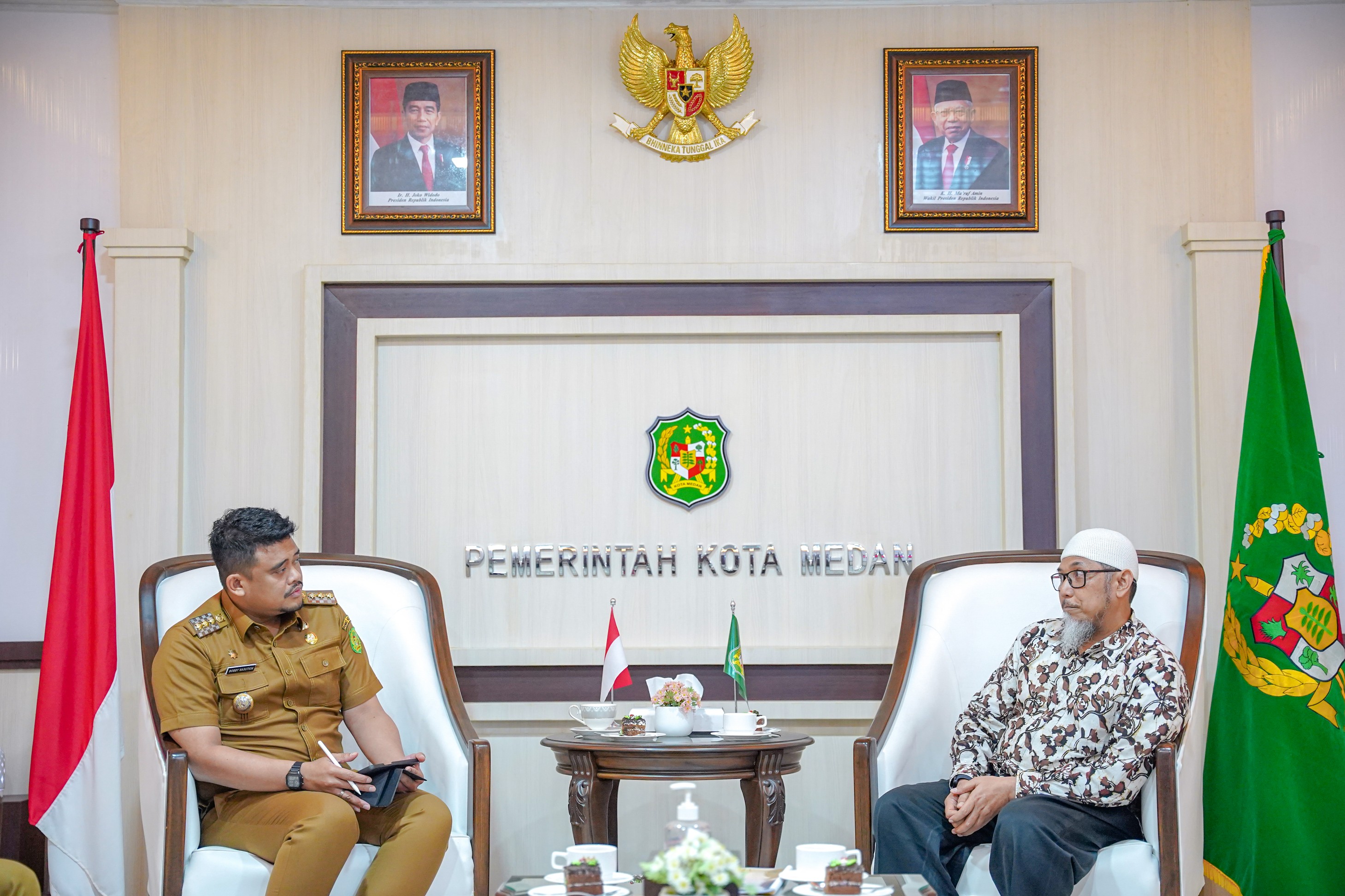 Wali Kota Medan, Bobby Nasution Menerima Audiensi Pengurus Yayasan Lajnah Dakwah Medan Didampingi Kaban Kesbangpol Medan, Andi Mario dan Kabag Kesra Abu Kosim di Balai Kota Medan, Senin (11/12/2023)