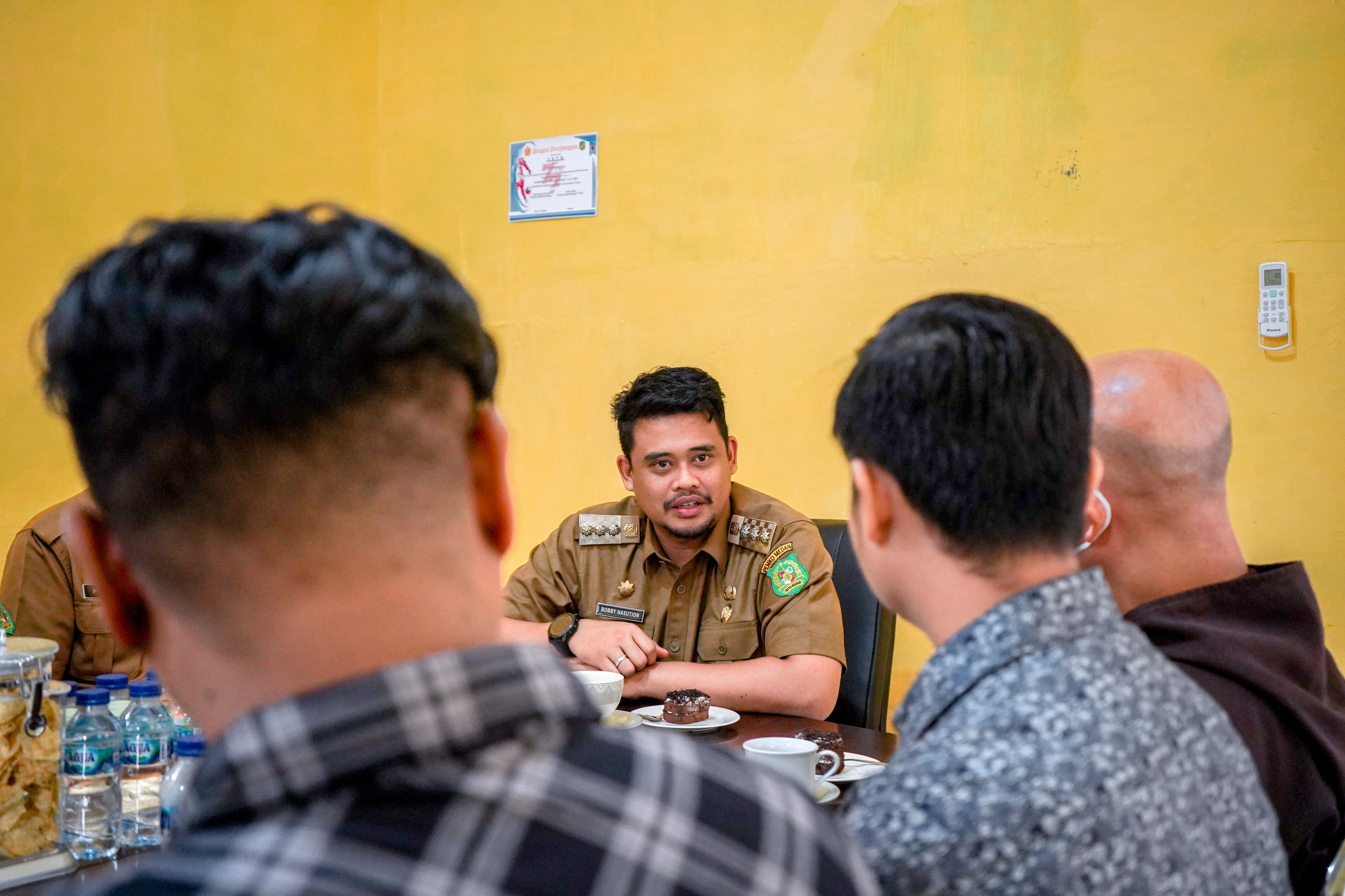 Wali Kota Medan, Bobby Nasution Saat Menerima Audiensi Panitia Seminar Nasional dan Pendidikan Politik Kaum Muda Katolik Keuskupan Agung Medan Ketika Berkantor di Kecamatan Medan Belawan, Jalan Pusara, Selasa (25/10)