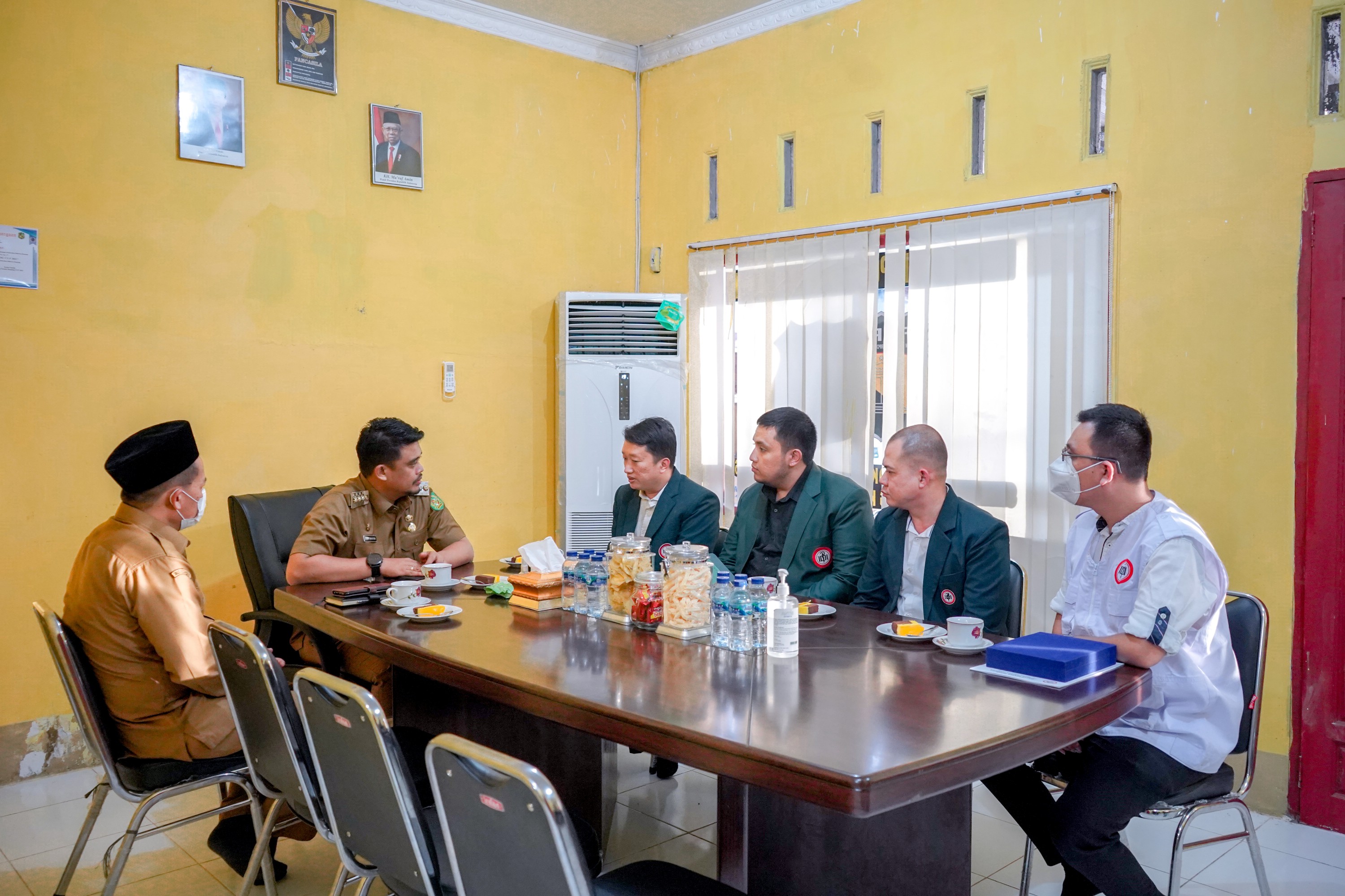 Wali Kota Medan, Bobby Nasution Menerima Kunjungan Pengurus Ikatan Dokter Indonesia (IDI) Cabang Medan, Saat Berkantor di Kecamatan Medan Belawan, Jalan Pusara, Selasa (25/10)