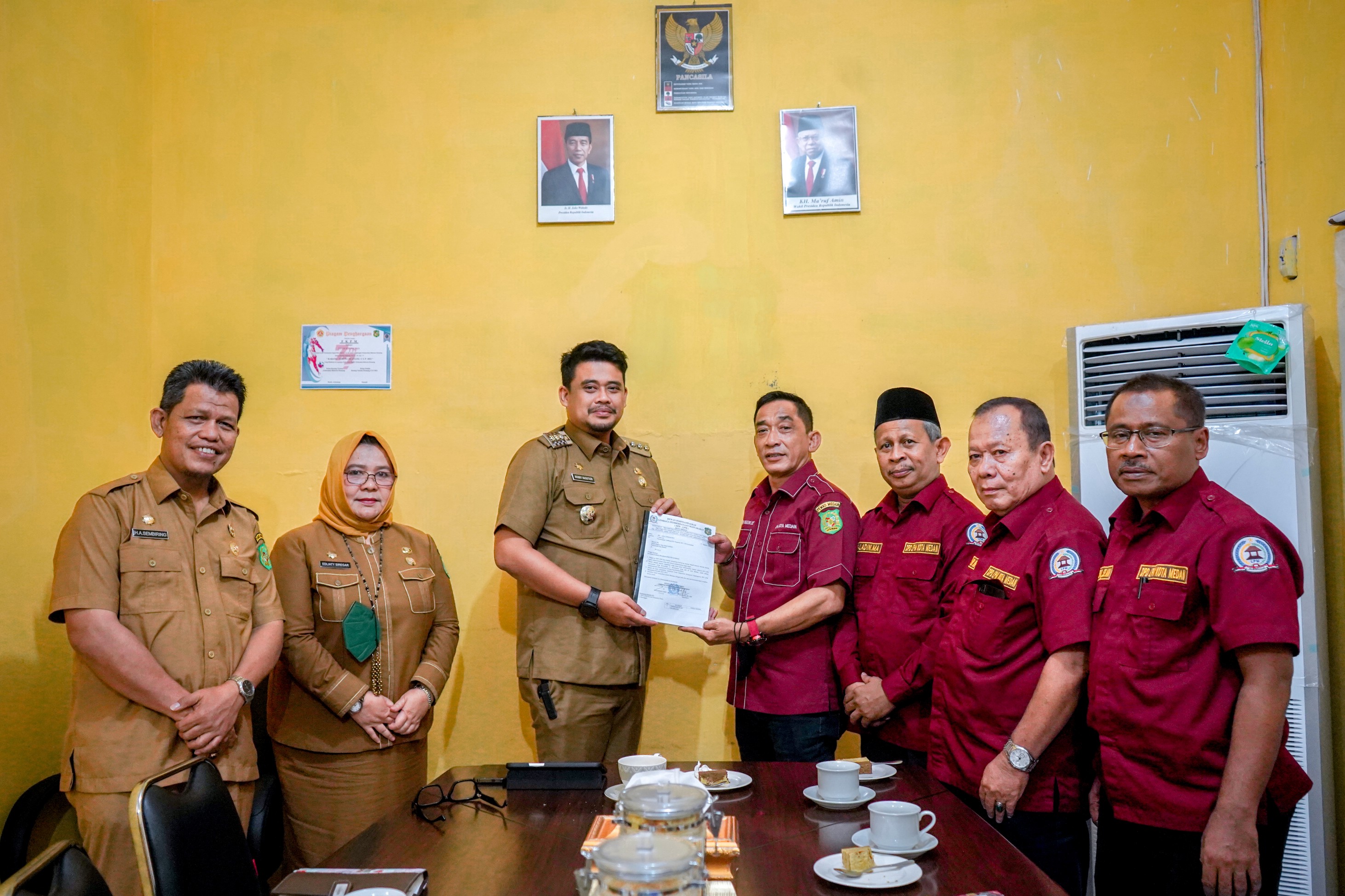 Wali Kota Medan, Bobby Nasution Menerima Kunjungan DPD LPM Kota Medan Ketika Berkantor di Kecamatan Medan Belawan, Jalan Pusara, Selasa (25/10)