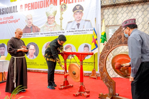 Bobby Nasution Membuka Seminar Nasional dan Pendidikan Politik Dengan Tema "Politik Kaum Muda Katolik Ditinjau Dari Perspektif Gereja" di Chatolic Center Jalan Mataram Medan, Kamis (3/11)