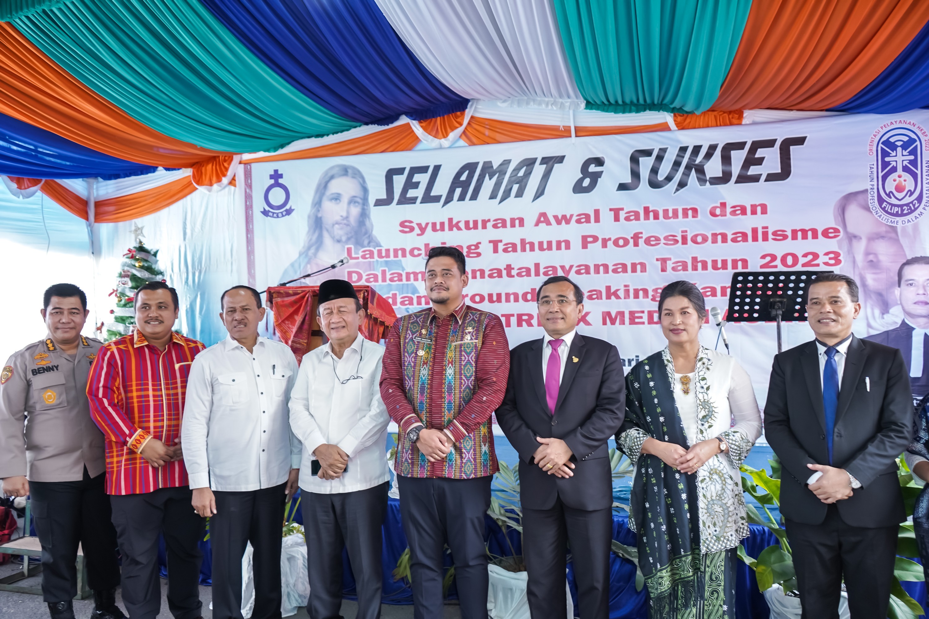 Wali Kota Medan, Bobby Nasution Menghadiri Syukuran Awal Tahun 2023 HKBP Distrik X Medan-Aceh di Halaman Kantor HKBP Distrik X Medan-Aceh, Jalan Uskup Agung Medan, Jum’at (20/1)