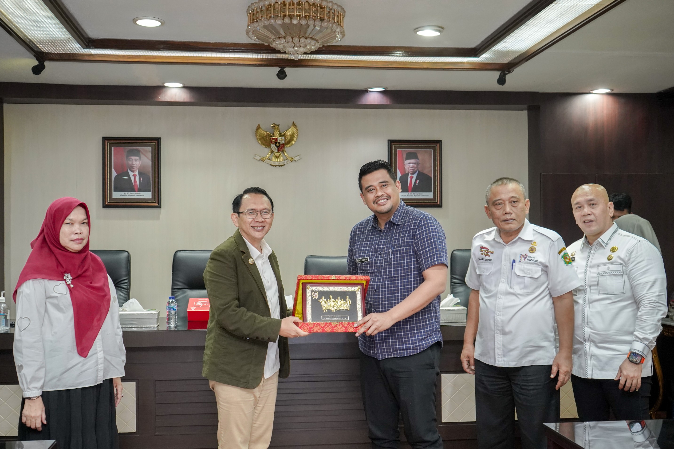 Wali Kota Medan, Bobby Nasution, Saat Menerima Kedatangan Pj Bupati Bekasi Dani Ramdan MT di Balai Kota Medan, Rabu (25/1) Petang