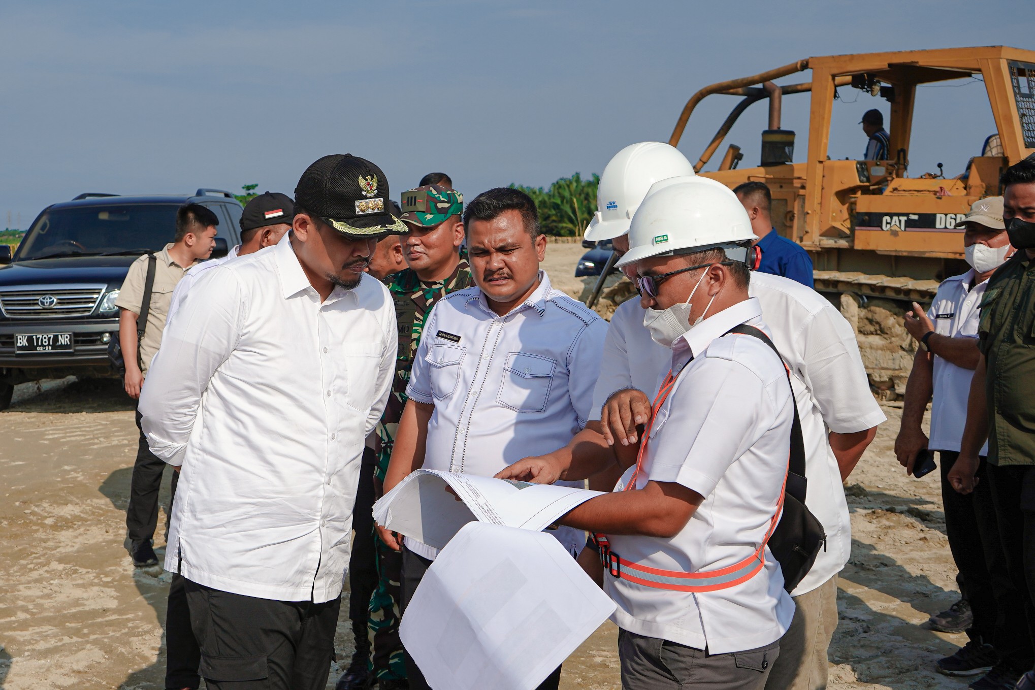 Wali Kota Medan, Bobby Nasution Meninjau Penimbunan Lokasi Islamic Center di Kelurahan Tangkahan, Kecamatan Medan Labuhan, Rabu (23/11)