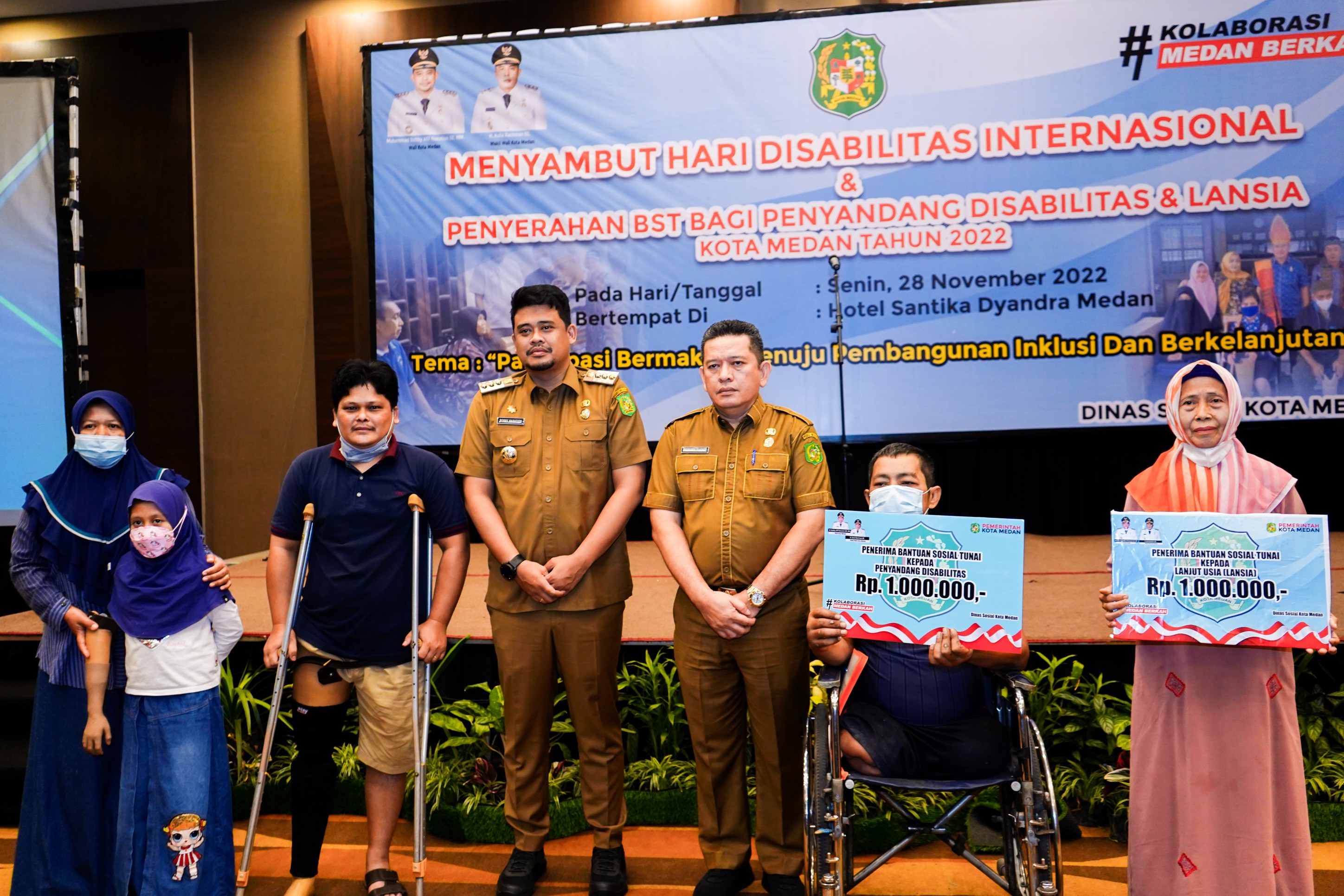 Wali Kota Medan, Bobby Nasution Menyerahkan Bantuan Sosial Tunai (BST) Bagi Penyandang Disabilitas dan Lansia di Hotel Santika Dyandra Medan, Jalan Kapten Maulana Lubis, Senin (28/11) Pagi