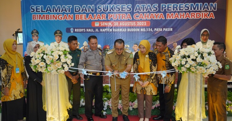 Wakil Wali Kota Medan H. Aulia Rachman Meresmikan Bimbingan Belajar (Bimbel) Putra Cahaya Mahardika di Reedys Hall, Jalan Kapten Rahmad Buddin Medan, Senin (28/8/2023)