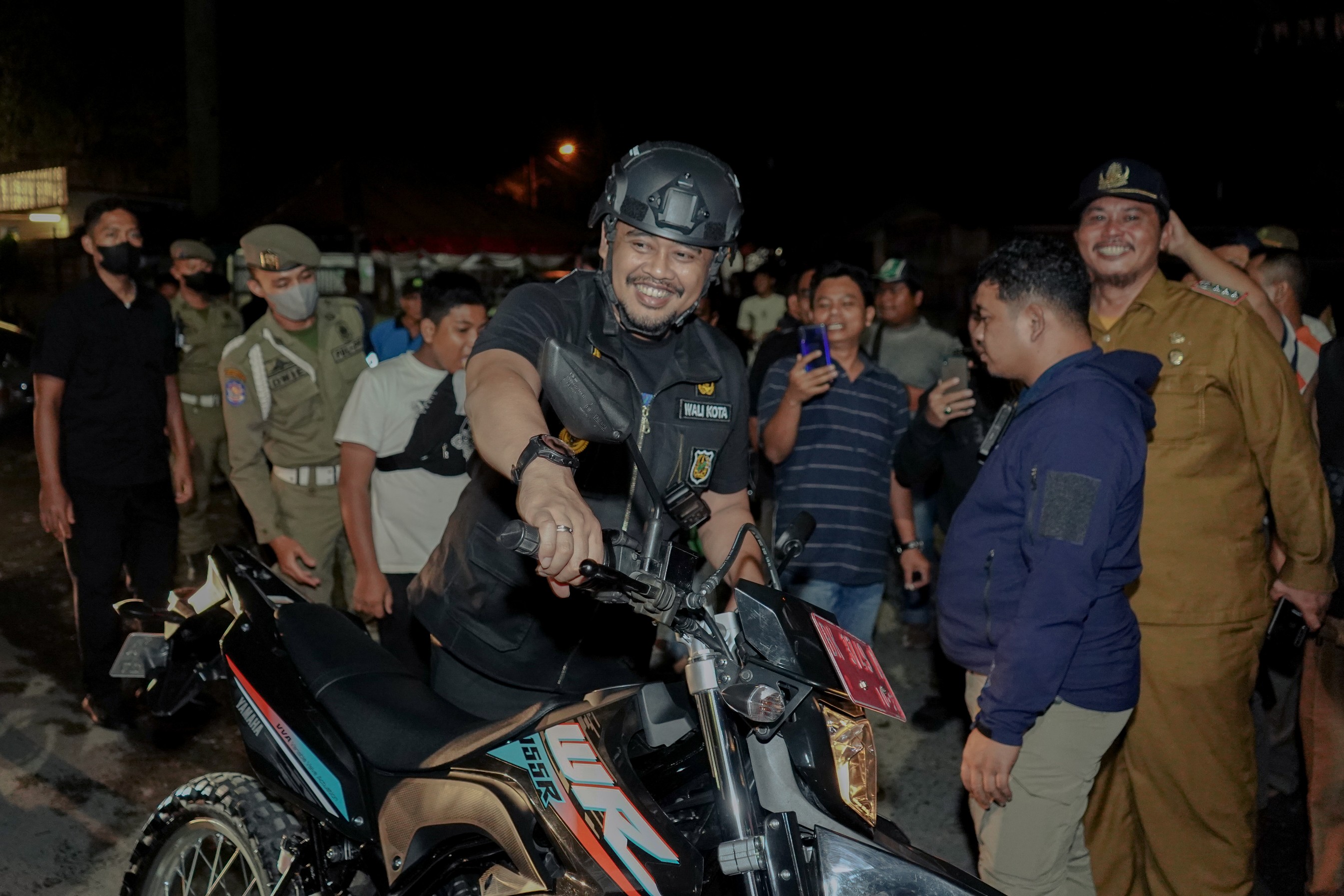 Wali Kota Medan, Bobby Nasution Saat Meninjau Sejumlah Posko Bersama Satgas Anti Tawuran dan Kekerasan, Sabtu (3/12) Malam