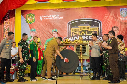 Bobby Nasution Buka Kejuaraan Cabang Olahraga se-Kota Medan Memperebutkan Piala Wali Kota Medan Tahun 2023 di GOR Pradipa Perguruan Dr Wahidin Sudirohusodo, Kecamatan Medan Labuhan, Senin (8/5).