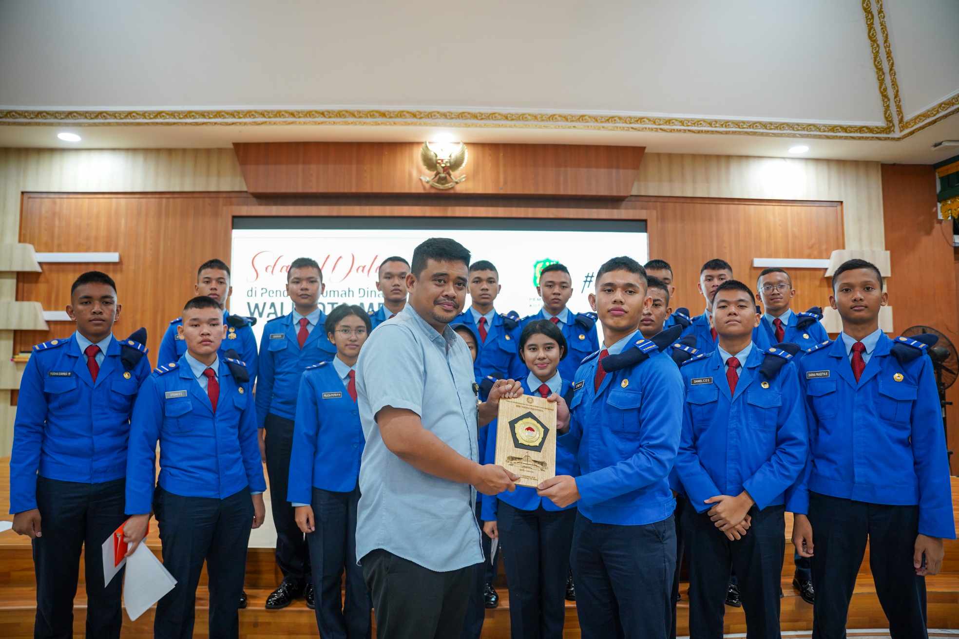 Bobby Nasution Sampaikan Seni Kepemimpinan kepada 17 Siswa SMA Taruna Nusantara
Medan