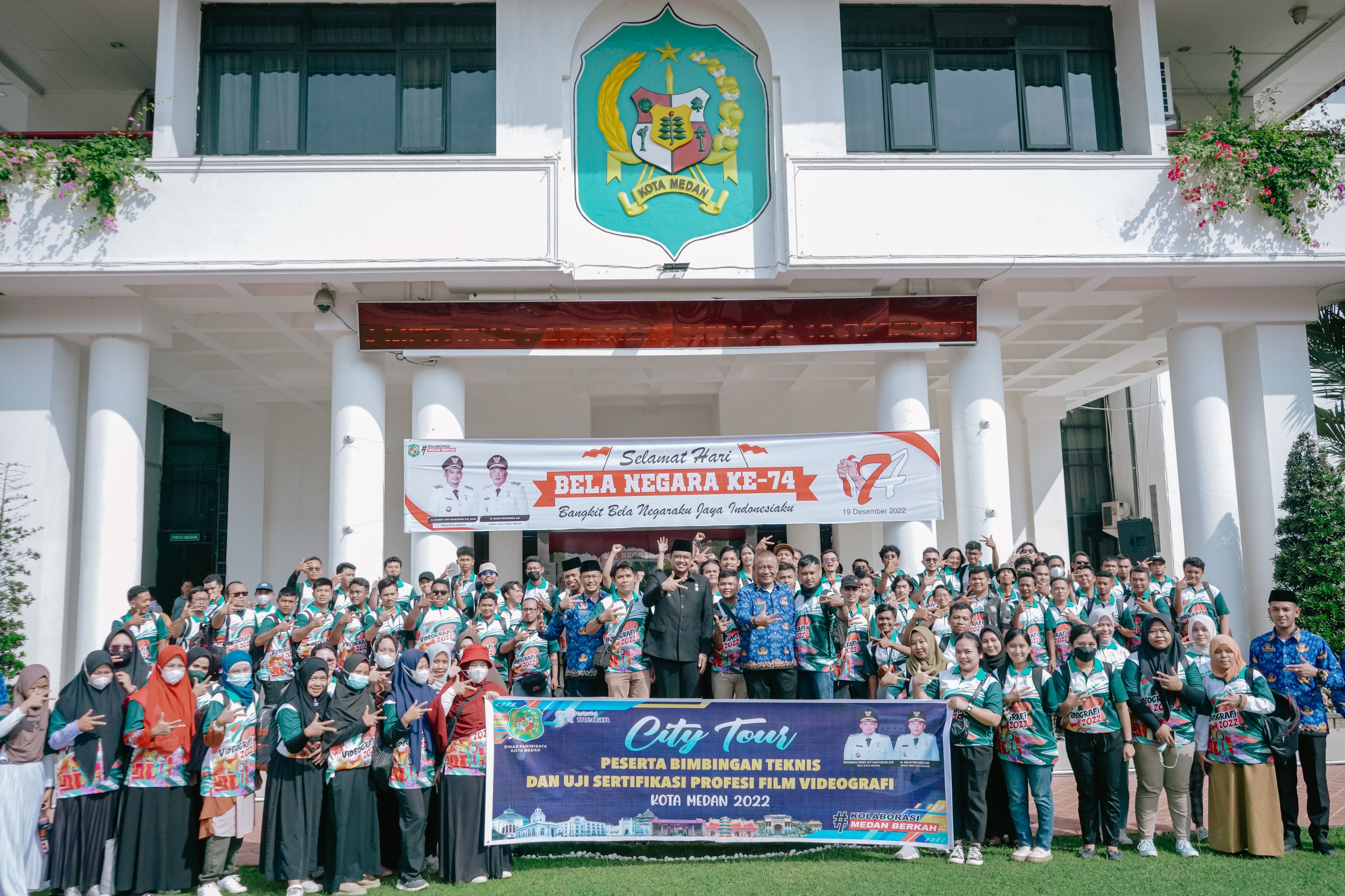 Wali Kota Medan, Bobby Nasution Saat Menghadiri City Tour Dalam Rangka Bimbingan Teknis dan Uji Sertifikasi Film Videografi Tahun 2022 di Halaman Depan Kantor Wali Kota Medan, Senin (19/12)